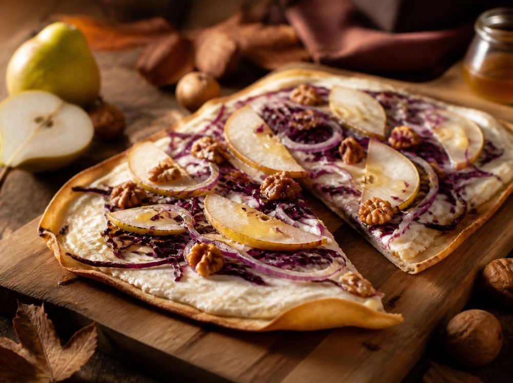 Flammkuchen mit Rotkohl, Birne und Walnüssen