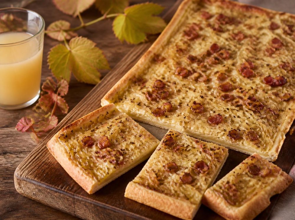 Zwiebelkuchen vom Blech mit Federweißem